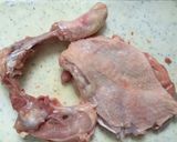 Hình bước làm 1 của món Đùi gà chiên xốt xì dầu