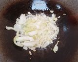 Foto langkah ke 3 dari resep Tumis bakso brokoli saus tiram.