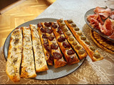 Antipasto italiano: panecitos de sabores con tabla de embutidos