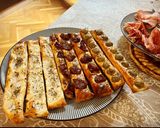 Foto del paso 2 de la receta Antipasto italiano: panecitos de sabores con tabla de embutidos