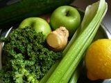 Πράσινος Χυμός από Ξινόμηλα, Kale, Αγγούρι, Σέλερι, Τζίντζερ και Λεμόνι