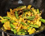 A picture of step 4 of Runner beans and potato fry with onion and onion greens.