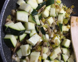 Foto del paso 2 de la receta: Tortilla de calabacín y champiñones para chuparse los dedos