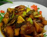 Foto langkah ke 4 dari resep Oseng Kikil Kecap Cabe Ijo.