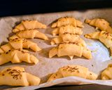 Köménymagos sörkifli sajtkrémmel,sajttal töltve 🥐🥐🥐 recept fázis 7 fotója