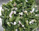 A picture of step 1 of Leek Sabji.