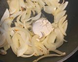 A picture of step 3 of Pan fried salmon with white cream sauce.