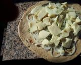 Foto del paso 2 de la receta: Torillazzeta (Tortilla con chicharrón norteña, rellena con cebolla y muzzarela)