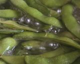 Foto del paso 2 de la receta: Edamames enchilados 🫛 Vainas de soja verde con chile jalapeño 🌶️ y sal al Malbec 🍷