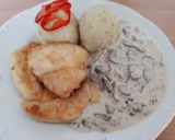 Natúr csirkemellek tejszínes gombamártással, zsemlegombóccal recept fázis 4 fotója
