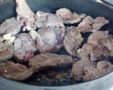 Foto del paso 2 de la receta: Bondiola al disco con cerveza y papas