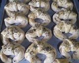 Foto del paso 5 de la receta: Medialunas Con Queso Y Orégano😋