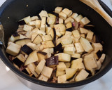 Foto del paso 4 de la receta: Pollo guisado con berenjena, champiñones y taquitos de jamón