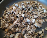 Foto del paso 2 de la receta: Pechugas de pollo con salsa de champiñones 🍄