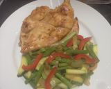Foto del paso 3 de la receta: Filete de pollo con salteado de vegetales!!