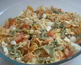 Foto del paso 9 de la receta: Ensalada de pasta vegetal, queso blanco, atún y huevo