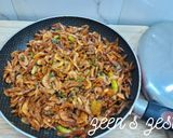 A picture of step 3 of Dry Prawns Fry with Spring Onions.