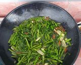 Foto langkah ke 6 dari resep Tumis kangkung kuah melipah.