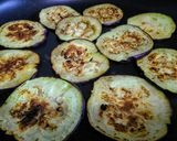 Foto del paso 2 de la receta: Berenjenas asadas bañadas en zatar y tomate con queso mozzarella