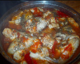 Foto del paso 4 de la receta: Pollo con tomate y pimientos rojos