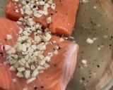 Foto del paso 3 de la receta: Sabor a mi: Salmón 🍣 con ajo