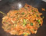 Foto del passaggio 2 della ricetta Spaghetti di soia con gamberi e verdure