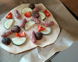 Foto del paso 3 de la receta: Coca de verduras y salchichas de pollo