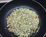 Foto del paso 3 de la receta: Merluza en salsa con gambitas