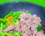 Hình bước làm 4 của món Măng tây,cà rốt và bông cải xanh xào thịt bò