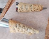 Foto del paso 5 de la receta: Pincho de cono de parmesano relleno de brandada y olivada
