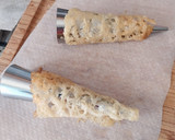 Foto del paso 5 de la receta: Pincho de cono de parmesano relleno de brandada y olivada