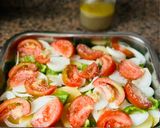 Foto del paso 1 de la receta: Lubina en tartera 🐟 🍅 🫑 🧅 🧄 🥔 🐟