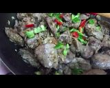 صورة لخطوة 3 من وصفة كبد وقوانص بالبصل والفلفل الألوان