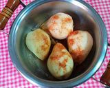 Foto del paso 2 de la receta: Peras confitadas en salsa de frutos rojos y agua de azahar