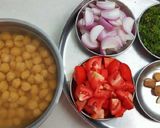A picture of step 1 of Chole in brown gravy.