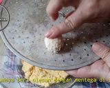 Foto langkah ke 2 dari resep Resep Kue Kering Thumbprint Cookies dengan Selai Strawberry dan Selai Blueberry.