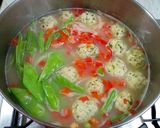 Foto del paso 12 de la receta: Sopa tailandesa de albóndigas de pollo y noodles de arroz