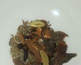 A picture of step 5 of Chicken yakhni pulao.