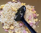 Foto langkah ke 4 dari resep Indomie Goreng Nyemek Sosis Bakso.