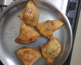 A picture of step 1 of Samosa Sandwich.