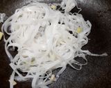 Hình bước làm 3 của món Phở xào lòng gà trứng non