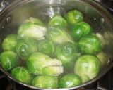 Foto del paso 2 de la receta: Repollitos Bruselas con salteado de pimentones