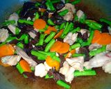 Foto langkah ke 3 dari resep Tumis buncis ayam jamur.