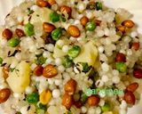 A picture of step 4 of Sabudana with green matar.