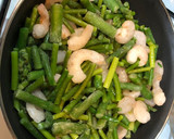 Foto del paso 1 de la receta: Salteado de espárragos con gambas y pinchitos de ternera