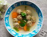 Foto langkah ke 4 dari resep Sup Ayam Bakso Sayuran Kuah Kuning.