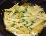 صورة لخطوة 9 من وصفة فريت اوملت بالمعدنوس 🥚🍟☘️