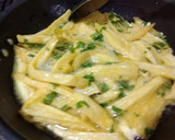 صورة لخطوة 9 من وصفة فريت اوملت بالمعدنوس 🥚🍟☘️