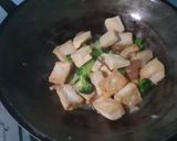 Foto langkah ke 3 dari resep Tumis Brokoli Tahu Saus Keju Mozarella.