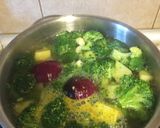 Sajtos brokkolikrémleves recept fázis 1 fotója